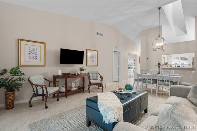 Building Photo - 1544 SW Silver Pine Way