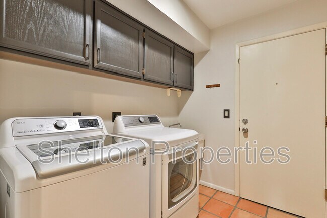 Building Photo - 2708 E Leonora St