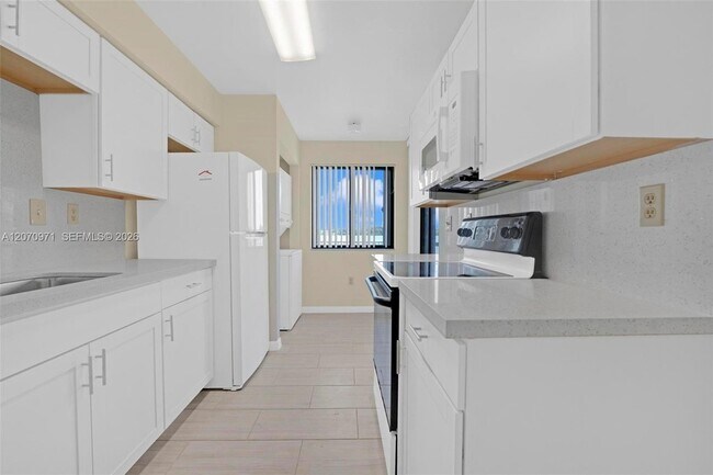 Building Photo - 15545 Miami Lakeway N