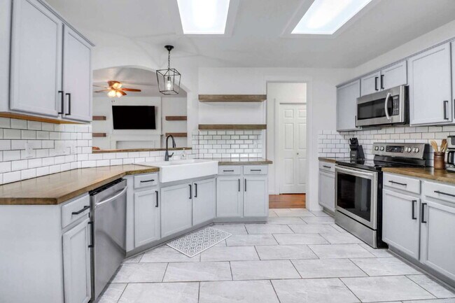Building Photo - "Charming 3-Bedroom Home in San Antonio with Spacious 1530 sq ft Layout & 2 Full Baths!"