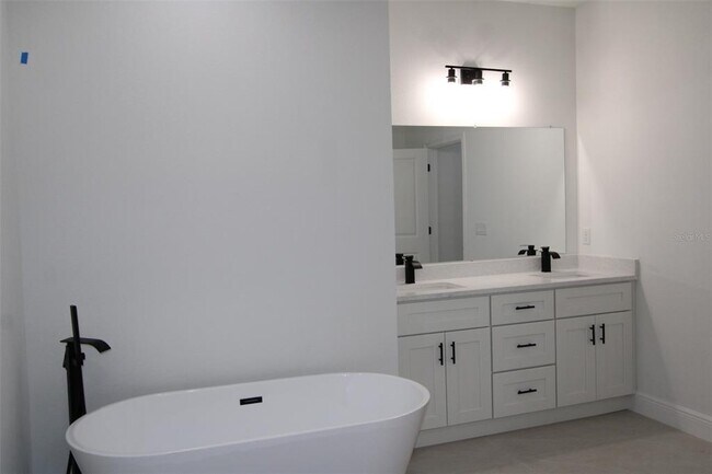 Building Photo - 9118 N Cortlandt Dr