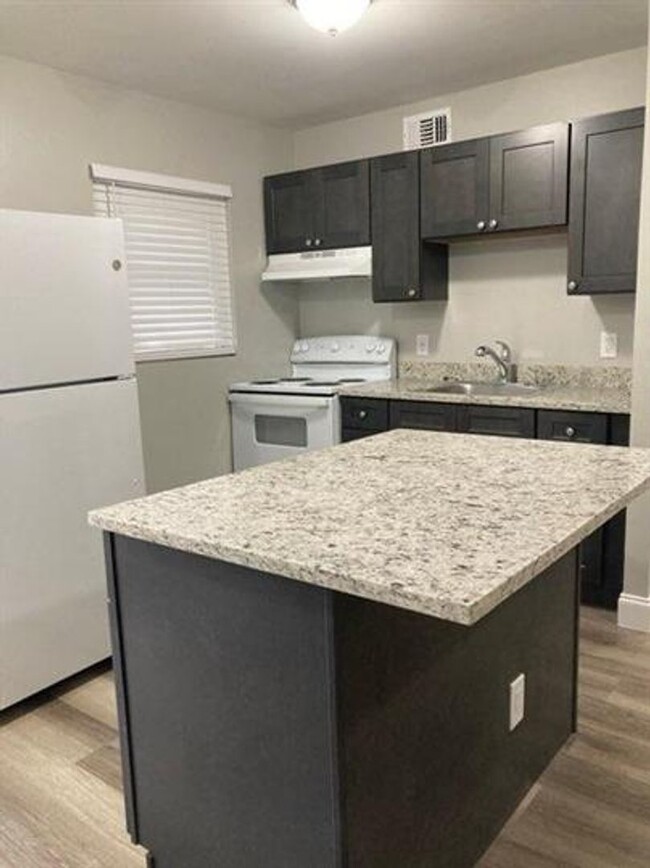 Building Photo - Newly Updated Apartments - Affordable and ...