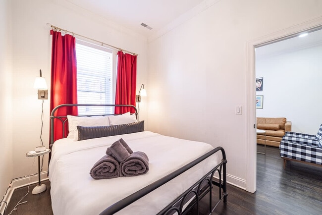 Building Photo - 2113 W Grand Ave