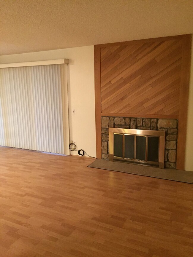 Building Photo - "Charming 1-Bedroom Condo Retreat with Fireplace and Washer and Dryer in Aurora's Apple Tree East...