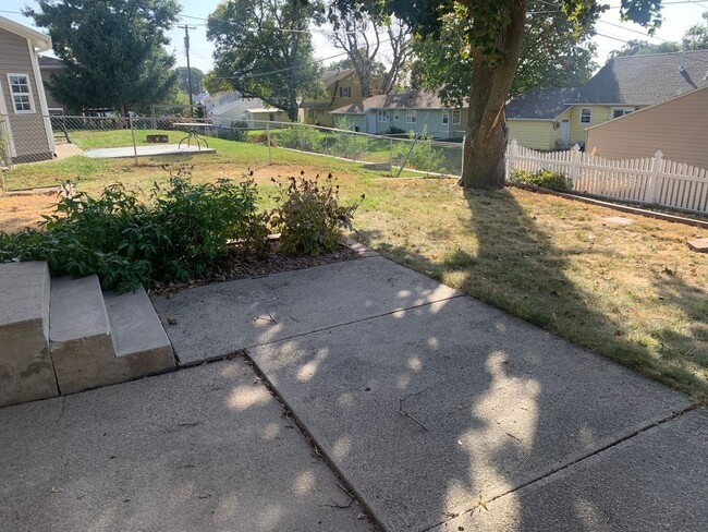 Building Photo - 3 bedroom, 1.5 Bath Home located near Skyv...