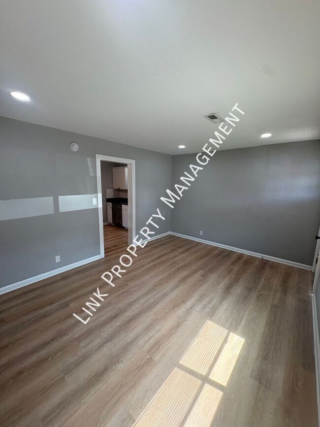 Building Photo - 123 Sequoia Dr