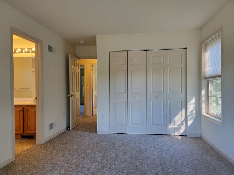 Building Photo - 23 Village Dr