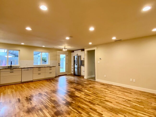 Building Photo - Practical Renton rambler with large yard