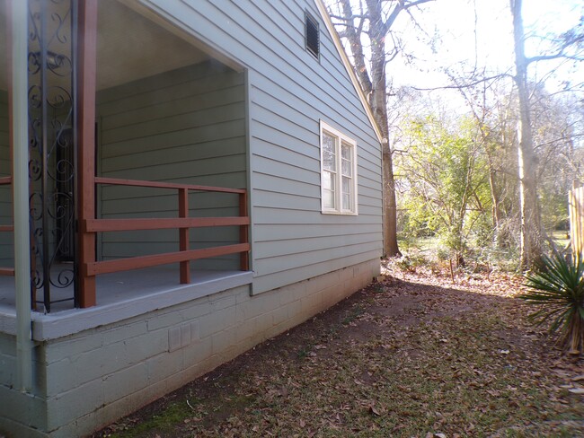 Building Photo - 105 Hardy St