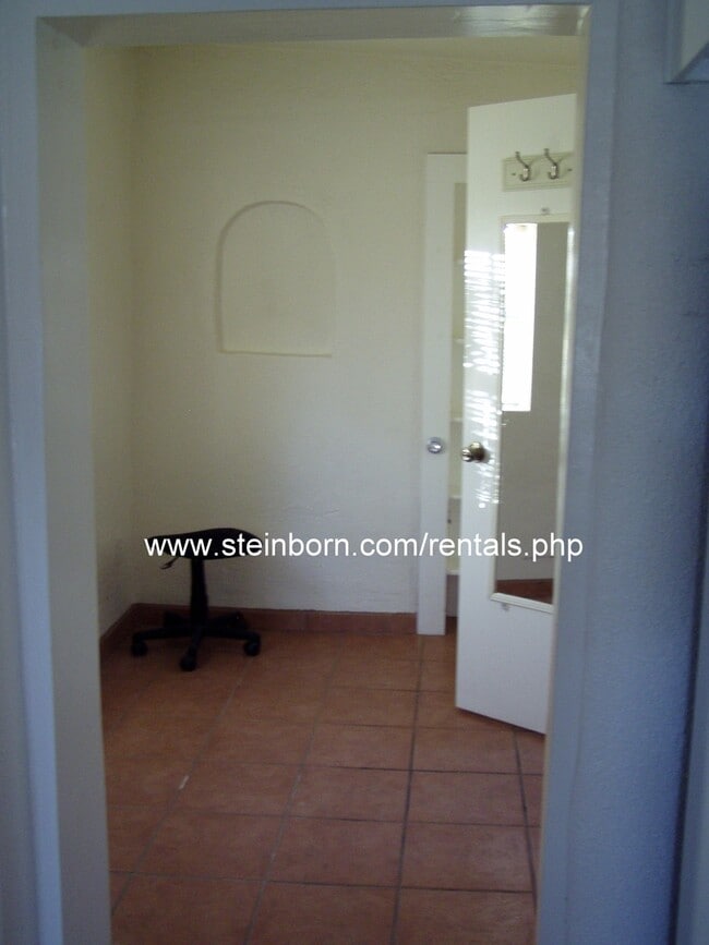 Building Photo - Cute Efficiency Apartment in Downtown Area
