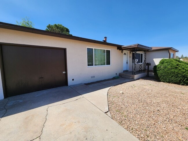 Building Photo - 4 bed 2.5 bath