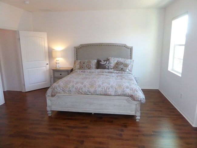 Building Photo - COMING SOON! Beautifully Remodeled 3-Bedro...