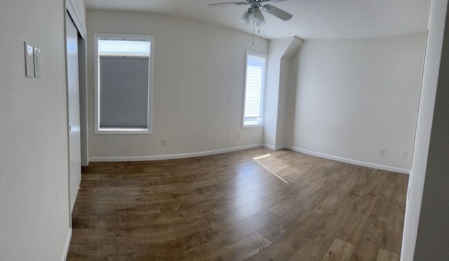 Building Photo - 2 Bed, 1.5 Bath Stunning, Gated Tri-Level ...