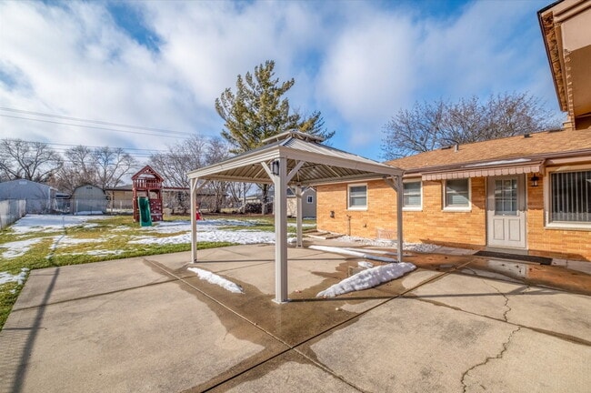 Building Photo - 5621 S 22nd St