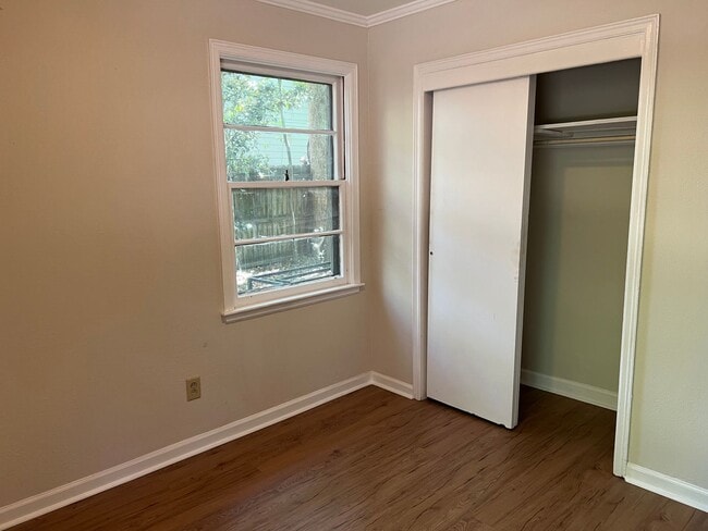 Building Photo - TWO BEDROOM, ONE BATH HOME