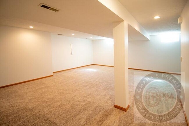 Building Photo - Fall Move in Special $800.00 off Deposit!!!  4 Bed Ranch House in Millard School District