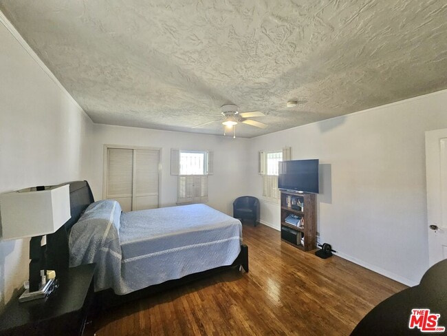Building Photo - 2211 W 78th Pl