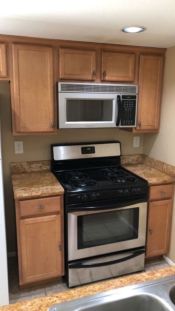 Building Photo - 2 Bed 1 Bath condo with garage- Gated Comm...