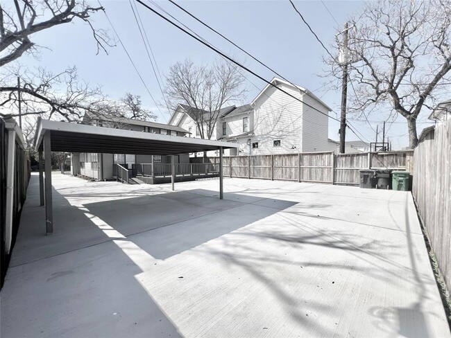 Building Photo - 741 E 9th St