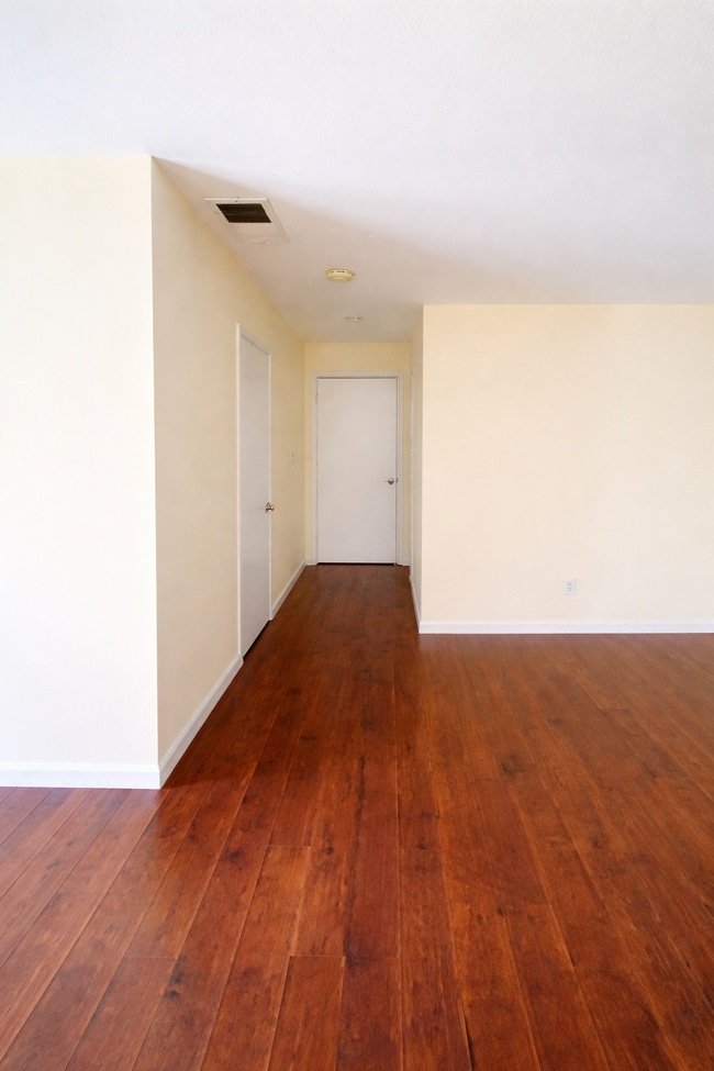 Building Photo - 206 2nd St
