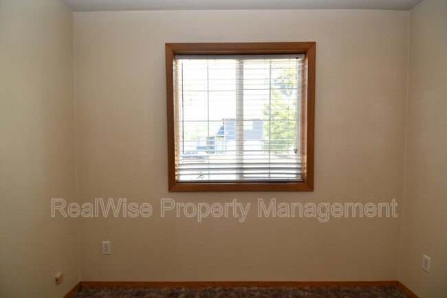 Building Photo - 116 SE Debbie Way