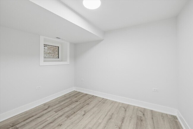 Building Photo - 4044 W Kamerling Ave