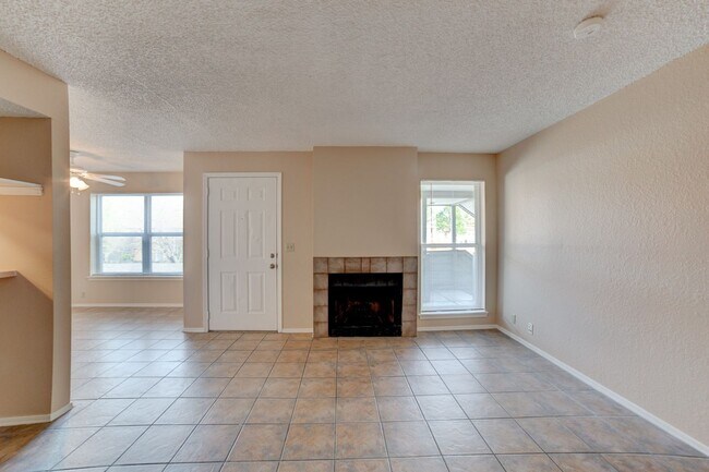 Building Photo - 2 Bed 1.5 Bath Condo Ready For Rent!