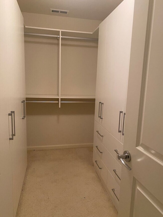 Building Photo - 4 Bedroom Home in the Heart of Sammamish! ...