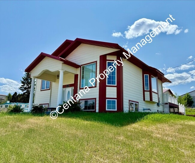 Building Photo - Beautiful home on the outskirts of town!
