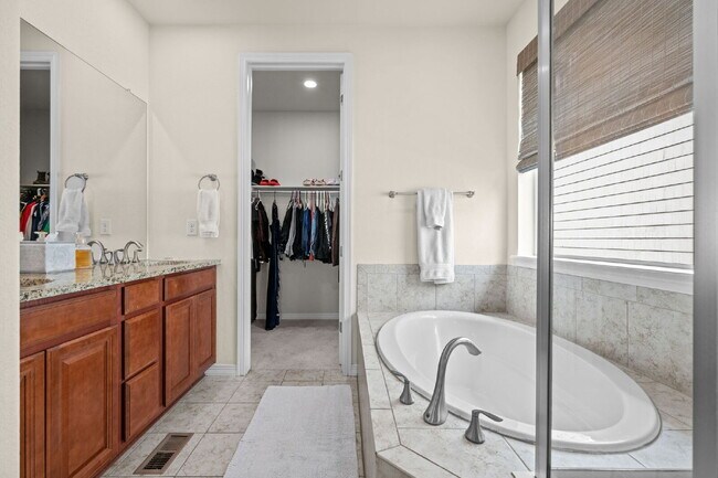 Building Photo - 2414 Leafdale Cir