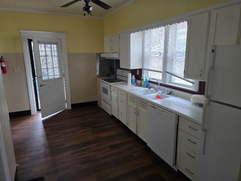 Building Photo - 539 W Canedy St