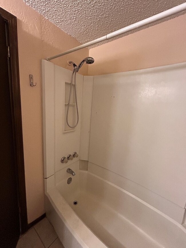 Building Photo - 3 Bed/1 Bath Near Tinker AFB!