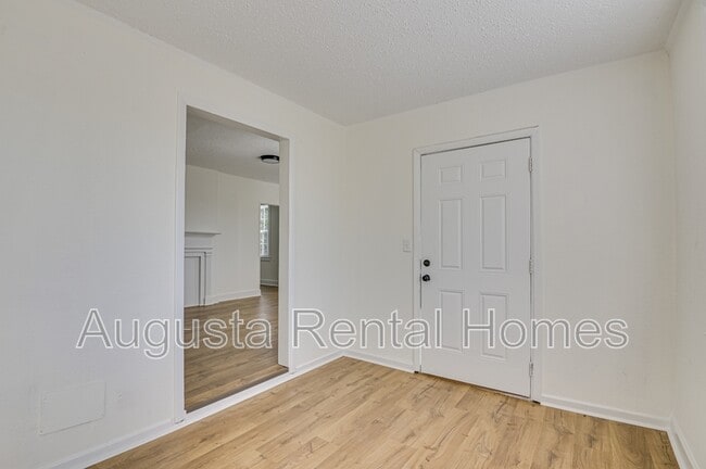 Building Photo - 2019 Roosevelt Dr