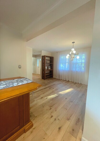 Open concept dining and eat-in kitchen - 10 Lundy Ln