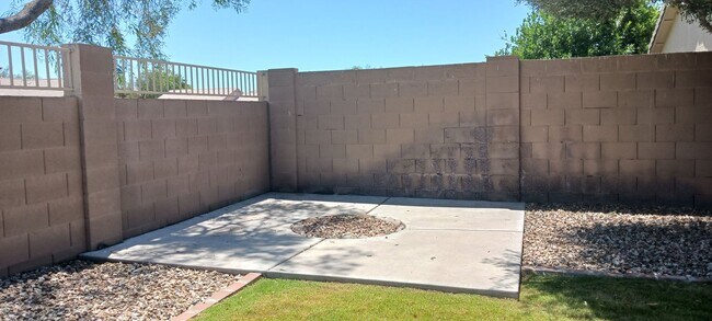 Building Photo - Spacious Two Story 4 Bed/3 Bath with Large...