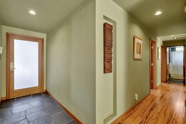 Building Photo - HOLIDAY SPECIAL***2 WEEKS FREE** 3 Bed/2 Bath Oasis in Royal Woods - Available Now