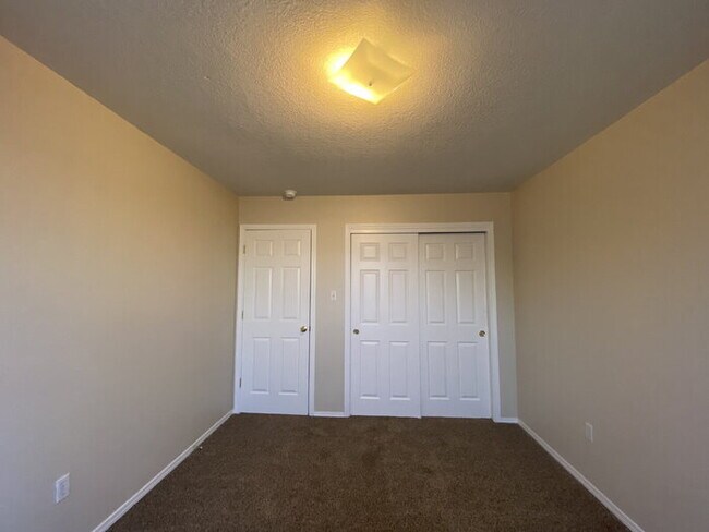 Building Photo - COMMUNITY POOL - LARGE 4 BEDROOM - Master Upstairs