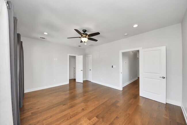 Building Photo - 1112 Amundsen St