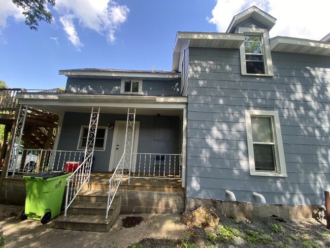 Building Photo - 3 bed 1 bath right next to UWEC! Available...