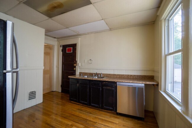 Building Photo - First Floor 3 Bedroom Apartment Close To C...