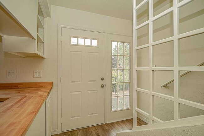 Building Photo - Two bedroom Townhouse near Ashland Community Hospital