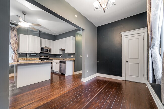 Building Photo - 2042 W Cullerton St