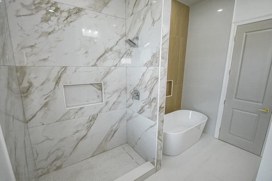 Main Bed Bath 2 - 2416 Prentiss Ave