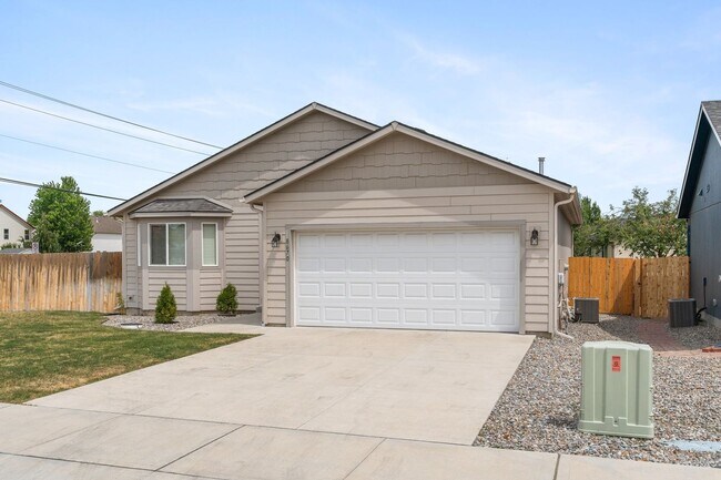 Building Photo - Charming Single-Level Home with Modern Com...