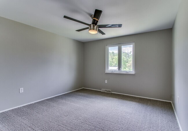 Building Photo - AVAILABLE MID-SEPTEMBER! Gorgeous 3-bedroo...