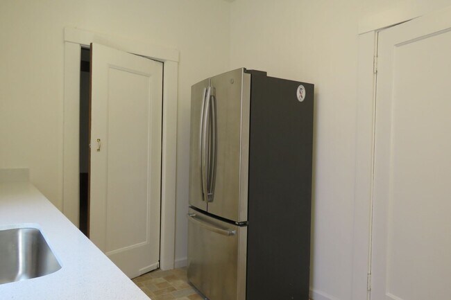 Building Photo - 152A