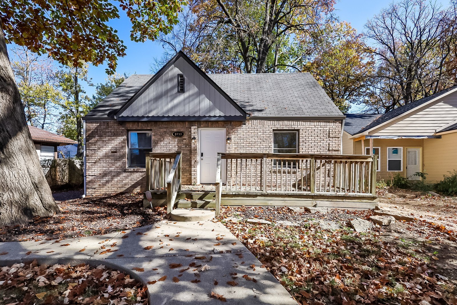Building Photo - 3733 N Gladstone Ave