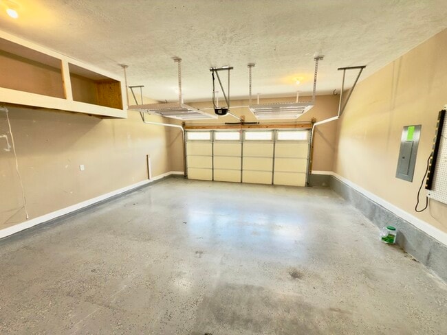 Building Photo - 532 Larkspur Dr