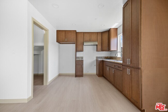 Building Photo - 1120 W 110th St