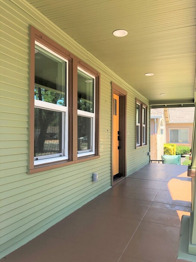 Building Photo - Beautiful Remodeled Home with Huge Bonus Space and Private Fenced Backyard!